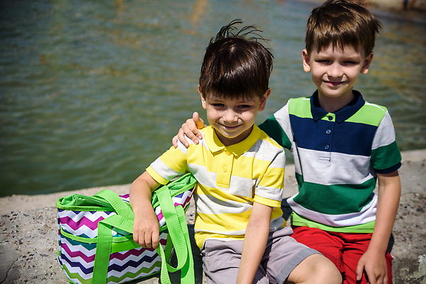 포토 JPG 해외이미지 백인 1 라이프스타일 어린이 바다 여행 신발 셔츠 생각 겨울 반바지 자연 하늘 휴가 아이디어 앉기 소년 야외 두명 물 여름 유행 항구 탐험 감각 선택 샌들 작음 명상 방파제 문제 해결 관심 남동생 해외202309 해외포토 자연요소 서양인 계절 공공시설 남자 컨셉 상의 바지 교통시설 모션 사람 생활 크기 생태계 동생 파일형식