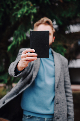 포토 JPG 해외이미지 백인 모델 1 학생 응시 교육 남자 종이 백그라운드 생각 비즈니스 창문 수염 주택 실내 한명 사람 앉기 정장 성인 취미 책 스터디 독서 유행 방 잡기 작업 비즈니스맨 오픈 스마트 읽기 준비 복고 문학 단절 심각 스타일 힙스터 해외202309 해외포토 서양인 시선 옷 패션 컨셉 모션 내부 건물 학습 직장인 파일형식