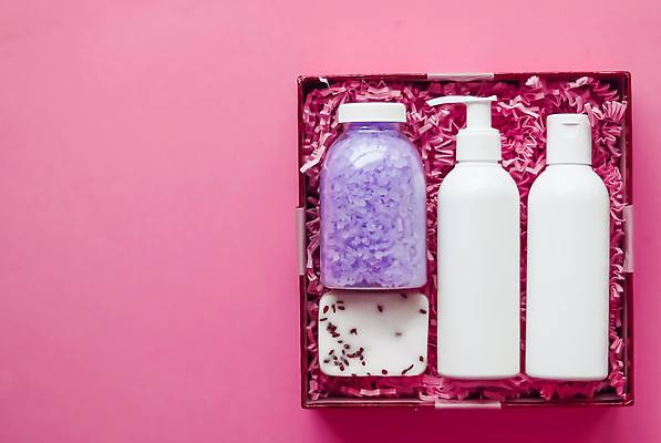 포토 JPG 해외이미지 사람없음 상자 하이앵글 화장품 오브젝트 피부관리 담기 비누 공병 바디케어 화장품가방 카피스페이스 입욕소금 해외202309 해외포토 뷰포인트 가방 모션 위생용품 뷰티 공백 미용용품 소금 병_담는 파일형식