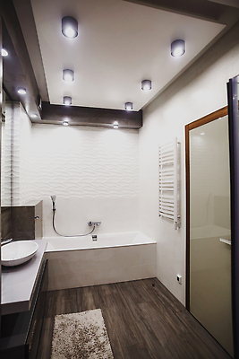 포토 JPG 해외이미지 식물 디자인 가구 패턴 건축양식 유리 바닥 아파트 주택 사람없음 내부 장식 파란색 빛 뷰티 금속 꽃병 목욕 거울 회색 욕실 흰색 고급 타일 싱크대 수도꼭지 모자이크 변기 변기통 샤워실 비어있는 해외202309 해외포토 건축 꽃 컬러 생활용품 컨셉 무늬 재질 건물 청결 개수대 샤워시설 파일형식