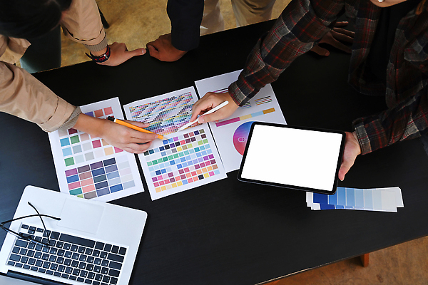 포토 JPG 해외이미지 여자 남자 들기 상반신 성인 태블릿 사무실 연필 업무 디자이너 문서 컬러리스트 성인만 태블릿펜 해외202309 해외포토 컬러칩 직업 비즈니스 모션 학용품 사람 전자제품 스마트기기 필기구 펜 작업 파일형식