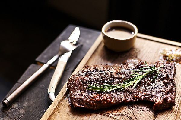 포토 JPG 해외이미지 음식 컬러 백그라운드 재료 부분 탁자 육류 돼지고기 스테이크 요리 사람없음 목재 가로 우주 식사 어둠 소고기 골동품 시골 고명 거친 칼 그릴 널 바비큐 자르기 천 굽기 허브 책상 향신료 준비 복고 소금 로즈메리 구식 등심 옛날 절임 해외202309 해외포토 레이스천 나무 식물 가구 식재료 모션 주방용품 서양음식 직물 구이 향미료 파일형식