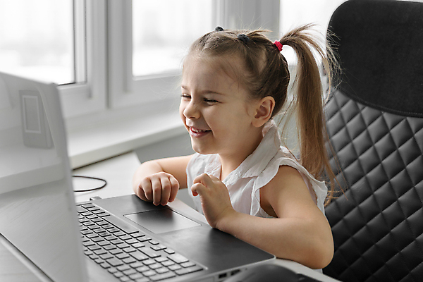 포토 JPG 해외이미지 백인 라이프스타일 손 여학생 어린이 인터넷 학교 탁자 수업 주택 실내 한명 사람 앉기 노트북 학습 스터디 컴퓨터 스크린 공책 웹 성장 타이핑 키보드 네트워크 책상 교과서 온라인 개발 온라인강의 초보 해외202309 해외포토 서양인 1 학생 여자 교육 가구 모션 문구용품 교재 내부 건물 생활 신체부위 전자제품 강의 파일형식 언택트