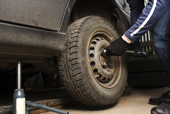 포토 JPG 해외이미지 직업 손 계절 남자 교통시설 자동차 노동자 안전 사람 사람없음 금속 공구 나사 스패너 업무 바퀴 변화 가장자리 수리 사건 고장 묘사 확인 서비스 부식 타이어 리프트 고정 예복 정비공 잭 모터 자동 차고 해외202309 해외포토 옷 육상교통 교통 컨셉 재질 신체부위 도구 작업 기술자 둘레 시설 파일형식