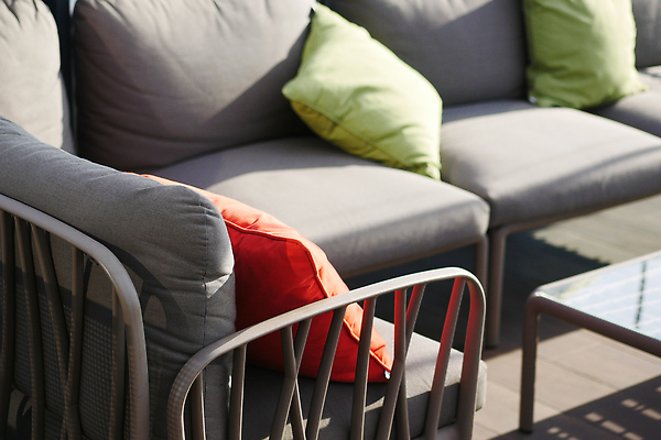 포토 JPG 해외이미지 라이프스타일 디자인 가구 의자 건축양식 베개 휴식 바닥 아파트 주택 프레임 실내 앉기 사람없음 내부 장식 빛 소파 방 커튼 휴게실 재산 고급 우아함 리빙 스타일 안락 해외202309 해외포토 건축 생활용품 컨셉 침구 모션 건물 생활 금융 파일형식