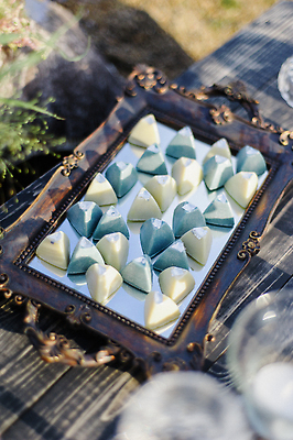 포토 JPG 해외이미지 모양 디자인 꽃 리본 커피 음식 컬러 결혼 백그라운드 공 탁자 결혼식 휴가 디저트 발렌타인데이 사탕 선물 사랑 사람없음 목재 장식 빨간색 파란색 상자 갈색 파티 과자 우주 케이크 초콜릿 축제 수확 시골 축하 달콤 설탕 연도 복고 옛날 카피스페이스 해외202309 해외포토 나무 식물 감정 음료 가구 컨셉 농업 재료 데이이벤트 이벤트 공백 맛 파일형식