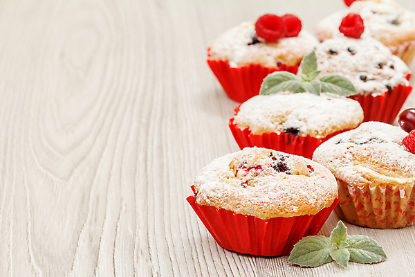 포토 JPG 해외이미지 음식 잎 사람없음 목재 빨간색 파티 케이크 주방 빵집 사막 신선 달콤 맛 설탕 컵케이크 굽기 민트 산딸기 머핀 페스츄리 핸드메이드 맛있는 해외202309 해외포토 나무 식물 빵 컬러 컨셉 과일 재료 디저트 이벤트 상점 구이 허브 파일형식