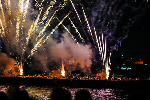 포토 JPG 해외이미지 전통 문화 자연 불꽃 폭죽 풍경 이벤트 사람없음 야외 건물 여름 항구 맑음 고층빌딩 도시 야간 폭발 카피스페이스 해외202309 해외포토 자연요소 건축물 계절 교통시설 불 날씨 빌딩 공백 생태계 파일형식