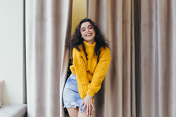 포토 JPG 해외이미지 여자 실내 한명 상반신 성인 앞모습 쇼핑 즐거움 옷가게 피팅 피팅룸 성인여자한명만 해외202310 해외포토 1 옷 감정 뷰포인트 사람 내부 상점 여자한명만 성인여자만 파일형식