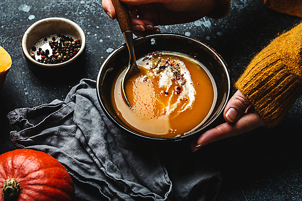 포토 JPG 해외이미지 그릇 손 호박 근접촬영 신체부위 숟가락 담기 단호박수프 해외202309 해외포토 식기 뷰포인트 채소 모션 수저 사람 수프 파일형식