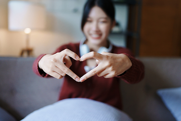 포토 JPG 해외이미지 모양 손 응시 노년 감정 실루엣 얼굴 중년 백그라운드 컨셉 비즈니스 손가락 자연 창조 한명 서기 미소 성인 가로 캐주얼 물 햇빛 화목 기쁨 자유 백발 축하 비즈니스우먼 결합 심볼 미녀 명상 사인 보여주기 여자한명만 해외202309 해외포토 자연요소 1 헤어스타일 시선 옷 여자 모션 촬영기법 표정 사람 신체부위 태양 직장인 미인 생태계 여자만 파일형식