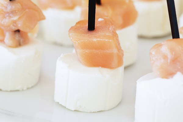 포토 JPG 해외이미지 음식 분홍색 부분 휴가 치즈 건강 어류 요리 사람없음 흰색 신선 맛 인스턴트 허브 카나페 해산물 크림 날것 연어 훈제 크림치즈 핸드메이드 맛있는 해외202309 해외포토 식물 컬러 컨셉 유제품 서양음식 수중동물 파일형식