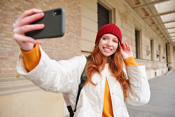 포토 JPG 해외이미지 모자 1 학생 라이프스타일 여자 행복 유럽 얼굴 여행 지도 겨울 인터넷 모바일 휴가 거리 한명 사람 야외 빨간색 스마트폰 핸드폰 청춘 뷰티 유행 여행객 카메라 도시 어플리케이션 연결 셀프카메라 전화기 타운 생강 온라인 빨간머리 루트 셀룰러 해외202309 해외포토 헤어스타일 잡화 계절 감정 나라 컬러 컨셉 채소 생활 신체부위 전자제품 스마트기기 사진촬영 파일형식