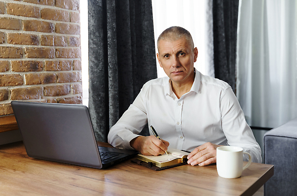 포토 JPG 해외이미지 백인 직업 라이프스타일 손 교육 종이 중년 인터넷 비즈니스 사업가 탁자 설계 아이디어 직장 실내 한명 사람 앉기 노트북 스터디 컴퓨터 타이핑 기록 업무 비즈니스맨 작업실 계획 작가 멀리 온라인 프리랜서 해외202309 해외포토 서양인 1 남자 가구 컨셉 회사 모션 성인 내부 생활 신체부위 전자제품 학습 작업 직장인 파일형식