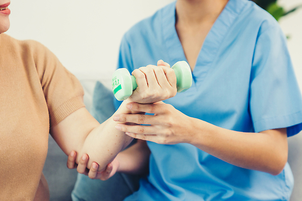 포토 JPG 해외이미지 여자 노년 실내 앉기 동양인 상반신 성인 두명 앞모습 치료 실버라이프 건강관리 힘 아령 환자 간호사 잡기 도움 간병인 노후건강 돌봄 여자만 돌봄서비스 해외202309 해외포토 직업 라이프스타일 뷰포인트 컨셉 의학 모션 건강 관리 사람 인종 내부 노후 의료진 서비스 파일형식