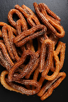 포토 JPG 해외이미지 전통 음식 백그라운드 아침 디저트 요리 사람없음 목재 갈색 초콜릿 검은색 식사 빵집 튀김 흰색 시골 뜨거움 막대기 스페인 달콤 아침식사 가루 설탕 굽기 먹기 반죽 칼로리 스페인어 시나몬 영양분 페스츄리 핸드메이드 캐러멜 많음 맛있는 해외202309 해외포토 주간 나무 유럽 빵 컬러 컨셉 재료 모션 상점 맛 구이 파일형식