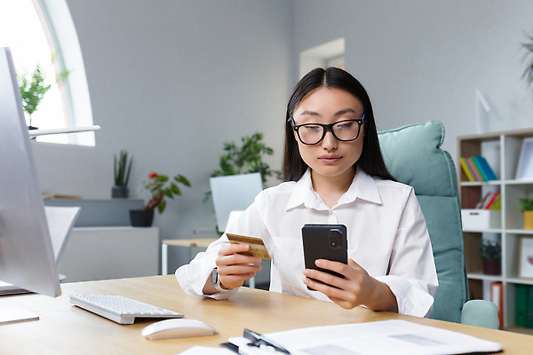 포토 JPG 해외이미지 여자 화분 안경 화초 의자 창문 책장 한명 들기 앉기 상반신 성인 앞모습 스마트폰 사무실 모니터 키보드 마우스 신용카드 스마트 책상 서류판 성인여자한명만 해외202309 해외포토 식물 1 잡화 뷰포인트 가구 컨셉 비즈니스 모션 사람 금융 핸드폰 스마트기기 컴퓨터 컴퓨터용품 사무용품 여자한명만 성인여자만 파일형식