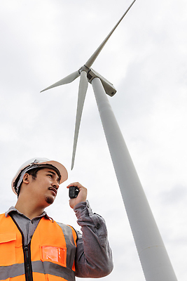 포토 JPG 해외이미지 남자 로우앵글 한명 상반신 성인 야외 엔지니어 안전모 풍력발전소 무전기 무전 안전조끼 성인남자한명만 해외202309 해외포토 1 뷰포인트 통신 무선통신 사람 발전소 기술자 풍력에너지 헬멧 안전장비 남자한명만 성인남자만 파일형식