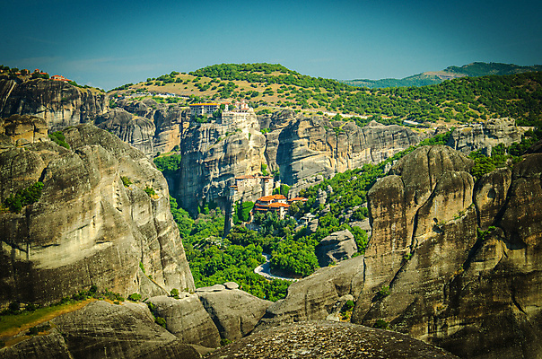 포토 JPG 해외이미지 전통 유럽 종교 문화 여행 건축양식 자연 하늘 지붕 산 파노라마 사람없음 건물 초록색 파란색 뷰티 교회 여행객 시골 재산 숲 그리스 그림 신성 사암 수도원 그리스인 랜드마크 수녀원 옛날 회랑 메테오라 해외202309 해외포토 서양인 건축물 건축 나라 컬러 종교건축 촬영기법 사람 금융 세계문화유산 돌_바위 복도 생태계 파일형식