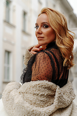 포토 JPG 해외이미지 직업 라이프스타일 헤어스타일 응시 여자 감정 안경 얼굴 비즈니스 사업가 성공 노동자 한명 옆모습 금발 뷰티 유행 표현 비즈니스우먼 파마 클래식 우아함 스마트 경영자 비서 예복 독립 배려 심각 몽환 스타일 해외202309 해외포토 1 시선 잡화 옷 뷰포인트 컨셉 사람 생활 신체부위 직장인 리더 파일형식