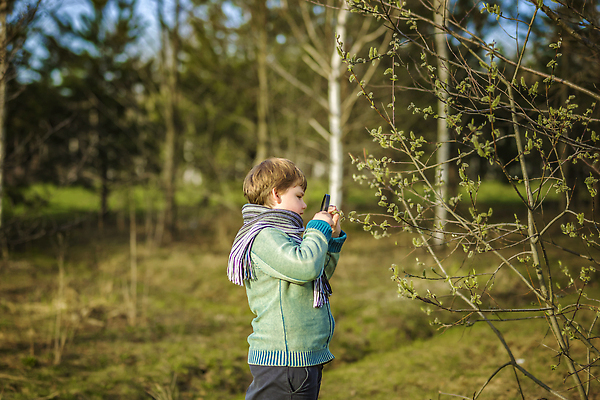 포토 JPG 해외이미지 백인 옷 공원 행복 아들 어린이 잎 2 가족 놀이 돋보기 함께함 건강 한명 사람 소년 야외 친구 카메라 정원 봄 추위 시골 관찰 숲 작음 쌍둥이자리 세대 캡모자 해외202309 해외포토 서양인 식물 모자_잡화 1 계절 공공시설 남자 감정 컨셉 관계 모션 전자제품 별자리 크기 파일형식