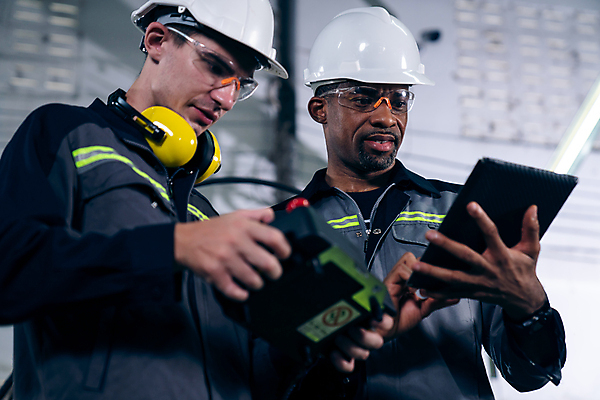 포토 JPG 해외이미지 남자 산업 공장 노동자 고글 작업복 들기 상반신 성인 두명 태블릿 헤드셋 기계 과학기술 작업 엔지니어 안전모 컨트롤 프로그래밍 성인남자만 해외202309 해외포토 직업 옷 음향기기 공업 모션 기술 사람 전자제품 스마트기기 헤드폰 기술자 헬멧 안전장비 개발 남자만 성인만 파일형식