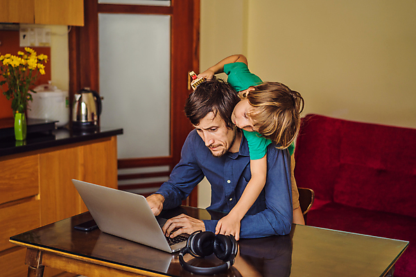 포토 JPG 해외이미지 직업 라이프스타일 여자 아들 어린이 인터넷 비즈니스 가족 탁자 주택 함께함 실내 한명 소년 노트북 컴퓨터 게임 아기 업무 비즈니스맨 아빠 좌절 보호 연결 감염 문제 온라인 걸음마 경보 프리랜서 코로나바이러스 락다운 해외202309 해외포토 1 남자 감정 가구 컨셉 관계 모션 놀이 사람 내부 건물 생활 전자제품 작업 직장인 바이러스 파일형식