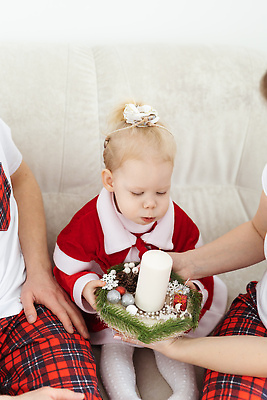 포토 JPG 해외이미지 전신 백인 여자 남자 크리스마스 초 가족 휴가 들기 상반신 성인 앞모습 세명 아기 불기 해외202309 해외포토 서양인 기념일 뷰포인트 관계 모션 사람 파일형식