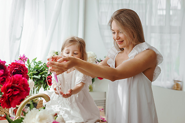 포토 JPG 해외이미지 원피스 여자 꽃 어린이 상반신 성인 두명 옆모습 물 금발 흰색 커튼 수도꼭지 손모으기 여자만 소녀만 해외202309 해외포토 자연요소 식물 헤어스타일 옷 뷰포인트 컬러 사람 손짓 어린이만 파일형식