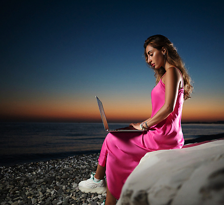 포토 JPG 해외이미지 라이프스타일 배너 행복 바다 여행 인터넷 비즈니스 통신 자연 휴가 직장 관리 한명 성인 해변 야외 물 여름 파란색 노트북 컴퓨터 뷰티 유행 여행객 일몰 자유 타이핑 업무 네트워크 바쁨 프리랜서 스타일 해외202309 해외포토 자연요소 직업 1 계절 감정 컬러 컨셉 회사 사람 생활 전자제품 노을 작업 생태계 파일형식