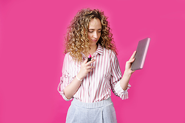 포토 JPG 해외이미지 직업 학생 여자 교육 행복 손가락 표시 성공 설계 노동자 한명 사람 10대 책 금융 스터디 사무실 펜 스크린 쪽지 공책 기록 업무 작업 비즈니스우먼 발표 메시지 종업원 그림 경영자 결재 공지사항 보여주기 경영 고립 마케팅 배려 차단 제의 해외202309 해외포토 1 손 감정 컨셉 비즈니스 모션 청소년 문구용품 경제 학습 필기구 직장인 리더 파일형식