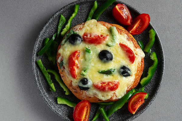 포토 JPG 해외이미지 접시 음식 조각 양파 치즈 피자 파슬리 요리 동양인 사람없음 식사 저녁식사 프라이팬 구부린 맛 인도인 굽기 지중해 매움 다문화 반죽 지역 후추 점심식사 채식주의자 케랄라주 핸드메이드 스타일 비건 맛있는 해외202309 해외포토 외국인 식기 바다 컨셉 채소 모션 주방용품 유제품 패스트푸드 서양음식 인종 인도_나라 구이 사회이슈 향신료 채식 파일형식