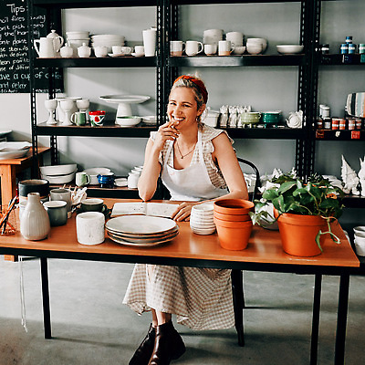 포토 JPG 해외이미지 전신 그릇 응시 여자 행복 화분 화초 선반 한명 앉기 성인 펜 공책 앞치마 턱괴기 다리꼬기 도자기 작업실 책상 도예가 성인여자한명만 해외202309 해외포토 식물 직업 1 식기 시선 감정 가구 모션 문구용품 사람 필기구 여자한명만 성인여자만 파일형식