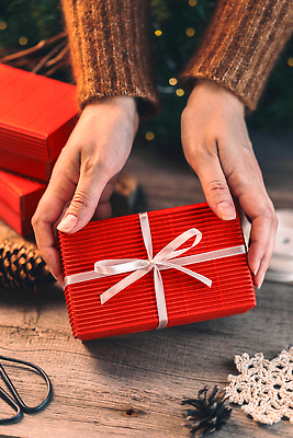 포토 JPG 해외이미지 나무 라이프스타일 계절 여자 리본 종이 크리스마스 겨울 포장 탁자 휴가 전등 새해 기념 관리 선물 사람 사람없음 목재 장식 빨간색 세로 상자 축제 흰색 인사 신용카드 12월 활 준비 주기 팩 수공예 짐싸기 판지 포장소품 핸드메이드 해외202309 해외포토 식물 기념일 컬러 가구 재료 모션 조명 생활 금융 화장품 예절 날짜 공예 오브젝트 포장재료 파일형식