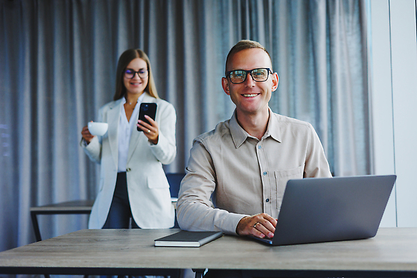 포토 JPG 해외이미지 백인 직업 응시 여자 남자 행복 2 인터넷 비즈니스 사업가 통신 탁자 노동자 직장 함께함 실내 대화 사람 성인 두명 금융 노트북 컴퓨터 사무실 업무 작업 비즈니스맨 비즈니스우먼 토론 동료 경영자 온라인 프로젝트 해외202309 해외포토 서양인 시선 감정 가구 컨셉 회사 관계 말하기 내부 경제 전자제품 직장인 리더 파일형식