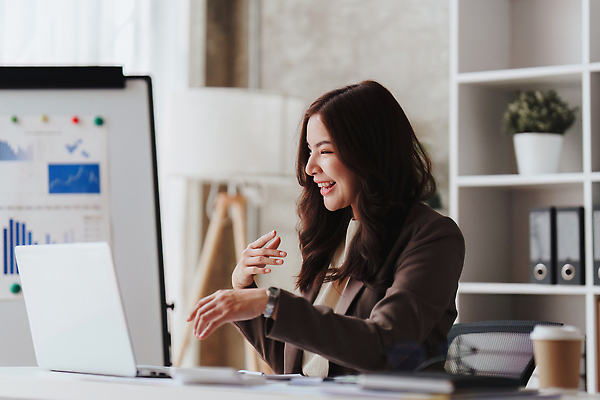 포토 JPG 해외이미지 직업 라이프스타일 여자 교육 행복 비즈니스 사업가 통신 회의 직장 대화 한명 사람 동양인 금융 노트북 컴퓨터 사무실 디지털 스크린 웹 업무 작업 비즈니스맨 비즈니스우먼 상담원 연결 종업원 사이버 고객 서비스 경영자 부름 멀리 온라인 동영상 조언 지원 해외202309 해외포토 1 남자 감정 인터넷 회사 모션 말하기 인종 생활 경제 전자제품 직장인 사무원 리더 파일형식