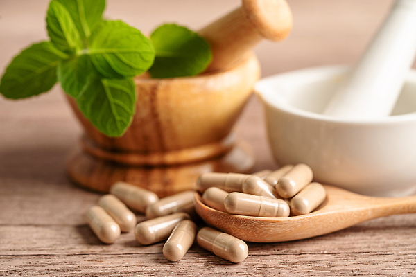 포토 JPG 해외이미지 건강 사람없음 알약 약 숟가락 허브 유기농 절구 절구방아 해외202309 해외포토 식물 웰빙 의학 수저 도구 파일형식