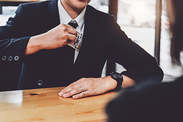 포토 JPG 해외이미지 손 시계 지폐 비즈니스 앞모습 신체부위 반지 범죄 책상 꺼내기 부정부패 해외202309 해외포토 뷰포인트 가구 돈 장신구 모션 사람 파일형식