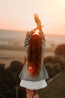 포토 JPG 해외이미지 모델 라이프스타일 드레스 여자 행복 실루엣 여행 웨딩드레스 결혼 자연 하늘 결혼식 휴가 산 사랑 한명 서기 사람 풍경 야외 물 여름 햇빛 태양 뷰티 유행 일출 일몰 낭만 자유 신혼여행 흰색 고급 주말 스타일 해외202309 해외포토 자연요소 1 옷 계절 감정 컬러 컨셉 모션 촬영기법 이벤트 생활 노을 생태계 파일형식