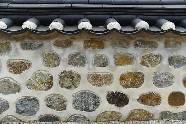 포토 JPG 해외이미지 벽 패턴 건축양식 지붕 바닥 사람없음 목재 금속 조약돌 원형 타일 직사각형 대칭 해외202309 해외포토 도형 나무 건축 무늬 재료 재질 돌_바위 파일형식