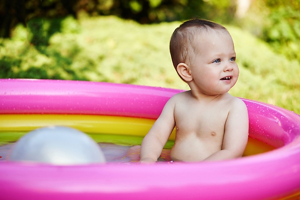 포토 JPG 해외이미지 식물 응시 남자 공 한명 상반신 옆모습 귀여움 풀장 수영 신생아 남자아기한명만 해외202309 해외포토 1 시선 뷰포인트 컨셉 수영장 사람 아기 수상스포츠 남자한명만 남자아기만 파일형식
