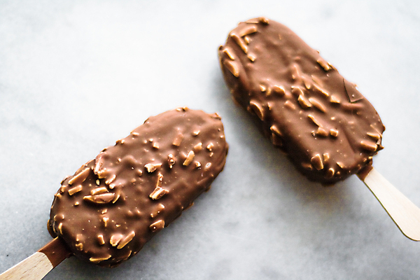 포토 JPG 해외이미지 아이스크림 사람없음 초콜릿 견과류 달콤 막대아이스크림 해외202309 해외포토 디저트 맛 파일형식