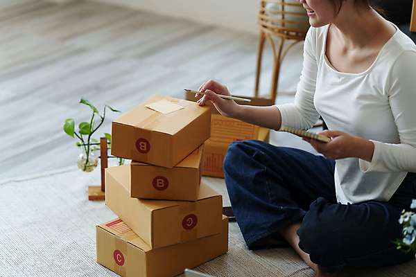 포토 JPG 해외이미지 여자 포장 사업가 한명 들기 앉기 상반신 성인 옆모습 쌓기 작업 비즈니스우먼 사장 택배상자 성인여자한명만 해외202309 해외포토 직업 1 뷰포인트 비즈니스 모션 사람 상자 직장인 택배 여자한명만 성인여자만 파일형식