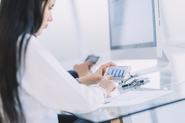 포토 JPG 해외이미지 직업 응시 여자 상의 인터넷 비즈니스 통신 성공 설계 아이디어 직장 한명 사람 금융 스마트폰 핸드폰 컴퓨터 디지털 스크린 자료 장비 터치 정보 탐험 잡기 업무 네트워크 종업원 분석 경영자 문서 쇼 비서 온라인 마케팅 브레인스토밍 해외202309 해외포토 1 시선 옷 컨셉 회사 모션 경제 전자제품 스마트기기 작업 리더 파일형식