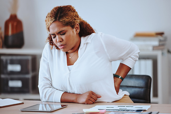 포토 JPG 해외이미지 여자 허리손 흑인 의자 스트레스 한명 앉기 상반신 성인 앞모습 태블릿 사무실 업무 비즈니스우먼 허리통증 성인여자한명만 해외202309 해외포토 서양인 1 뷰포인트 포즈 가구 비즈니스 모션 사람 전자제품 스마트기기 고통 작업 직장인 여자한명만 성인여자만 파일형식