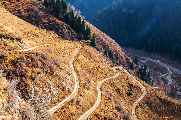 포토 JPG 해외이미지 아시아 도로 여행 곡선 자연 산 사람없음 골짜기 큼 언덕 장면 지그재그 카자흐스탄 알마티 해외202309 해외포토 나라 길 선 교통시설 크기 생태계 파일형식