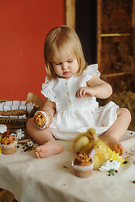 포토 JPG 해외이미지 전신 백인 여자 탁자 부활절 오리 한명 들기 앉기 앞모습 아기 머핀 여자아기한명만 해외202309 해외포토 서양인 1 기념일 빵 뷰포인트 가구 모션 조류 사람 여자한명만 여자아기만 파일형식