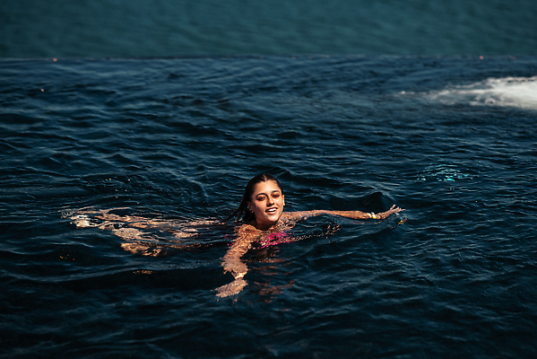 포토 JPG 해외이미지 라이프스타일 여자 행복 바다 섬 여행 하늘 호텔 휴가 휴식 한명 야외 물 파란색 여행객 수영 고급 휴양지 무한 해외202309 해외포토 자연요소 1 감정 컬러 컨셉 숙소 사람 생활 장소 수상스포츠 파일형식