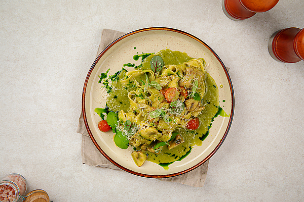 포토 JPG 해외이미지 접시 음식 부분 탁자 파스타 요리 사람없음 가로 식당 식사 이탈리아 허브 메뉴 준비 점심식사 페투치네 페스토 해외202309 해외포토 식물 식기 유럽 가구 서양음식 상점 소스_음식 파스타면 파일형식