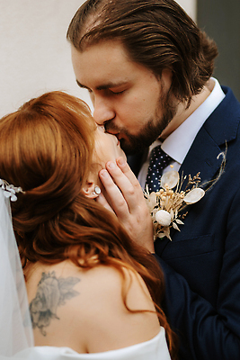 포토 JPG 해외이미지 커플 드레스 행복 신랑 2 가족 함께함 정장 두명 빛 검은색 산책 도시 우아함 흐림 해외202309 해외포토 옷 감정 컬러 결혼 컨셉 관계 날씨 휴식 사람 파일형식